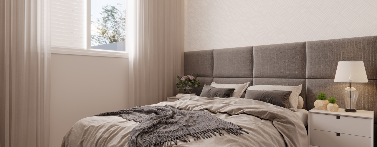 Quarto de casal com cabeceira estofada cinza em painéis, cama com enxoval em tons neutros, criado‑mudo branco com abajur e iluminação indireta que realça o ambiente acolhedor.